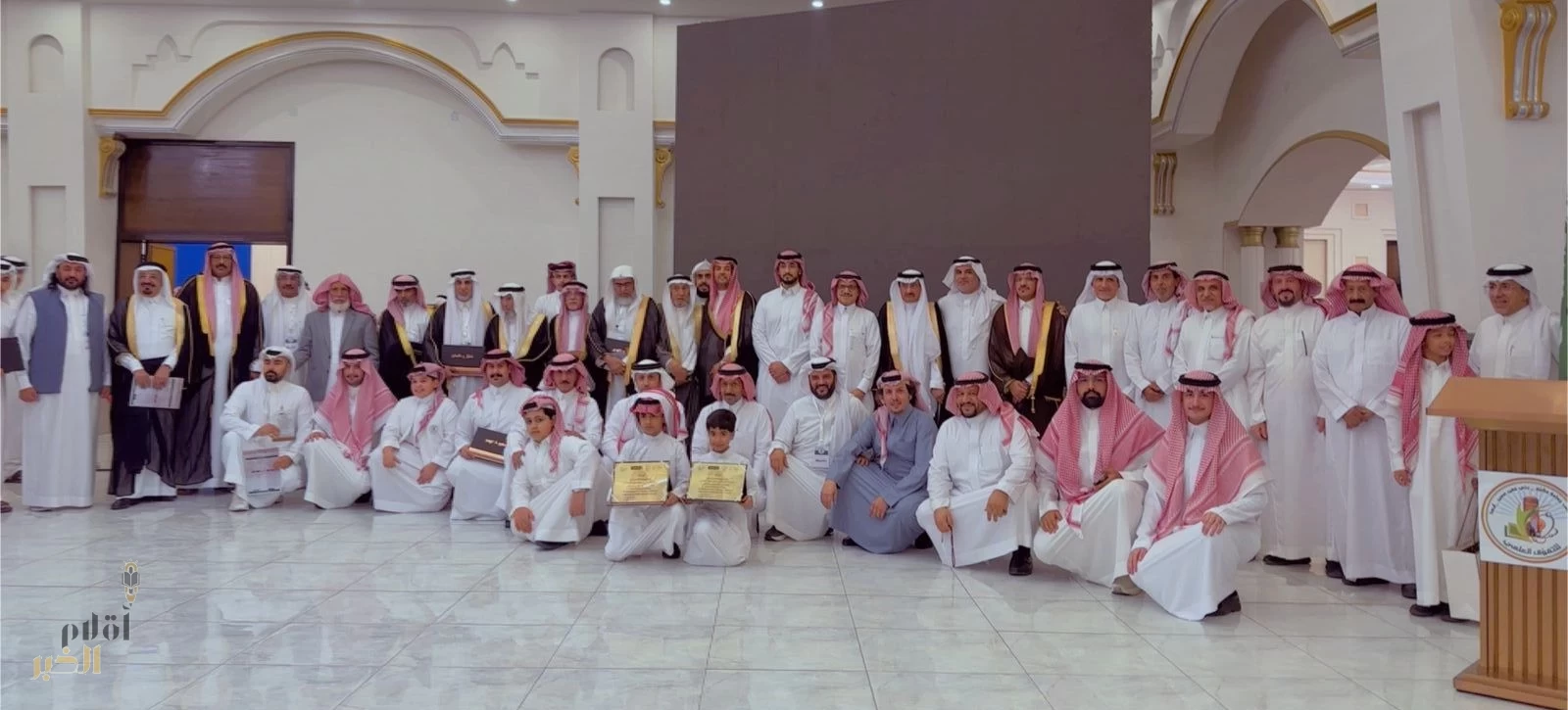 وفاء واعتزاز.. “مشيع بني مغيد” تحتفي بكبارها وشبابها المتفوقين