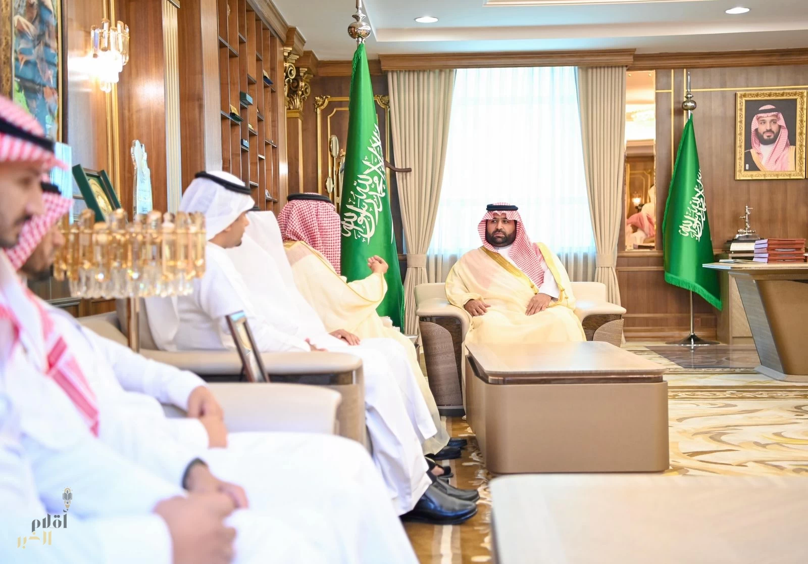 أمير جازان يستقبل المعلمين المتميزين بمناسبة يومهم العالمي