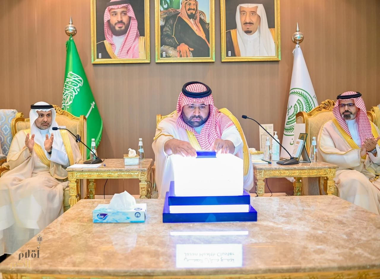 أمير منطقة جازان يتسلّم شهادة اعتماد محافظة العارضة "مدينة صحية"