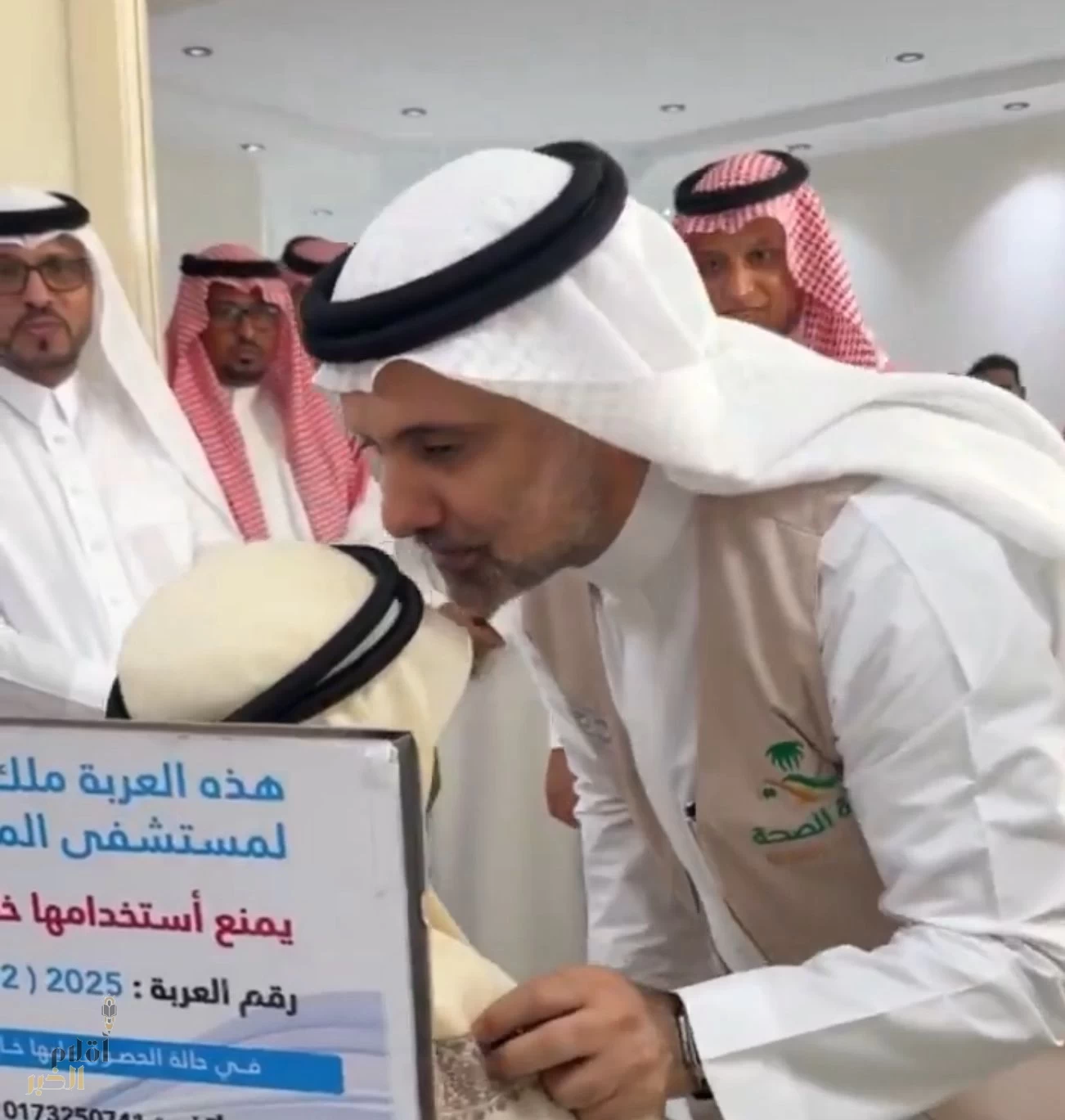 وزير الصحة يقبّل رأس مدير مستشفى الملك فهد بجازان الأسبق تقديرًا لمسيرته الطويلة في خدمة القطاع الصحي