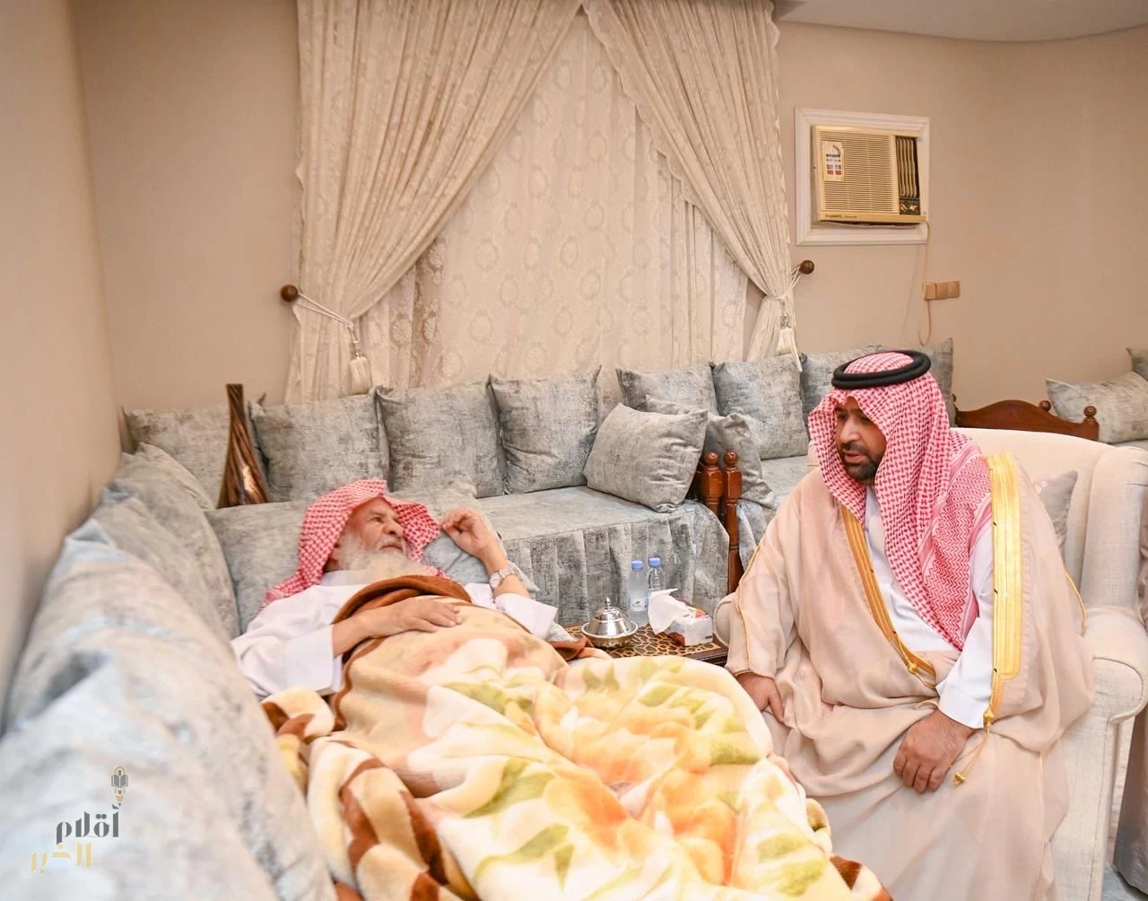 أمير منطقة جازان يطمئن على صحة الشيخ العامري
