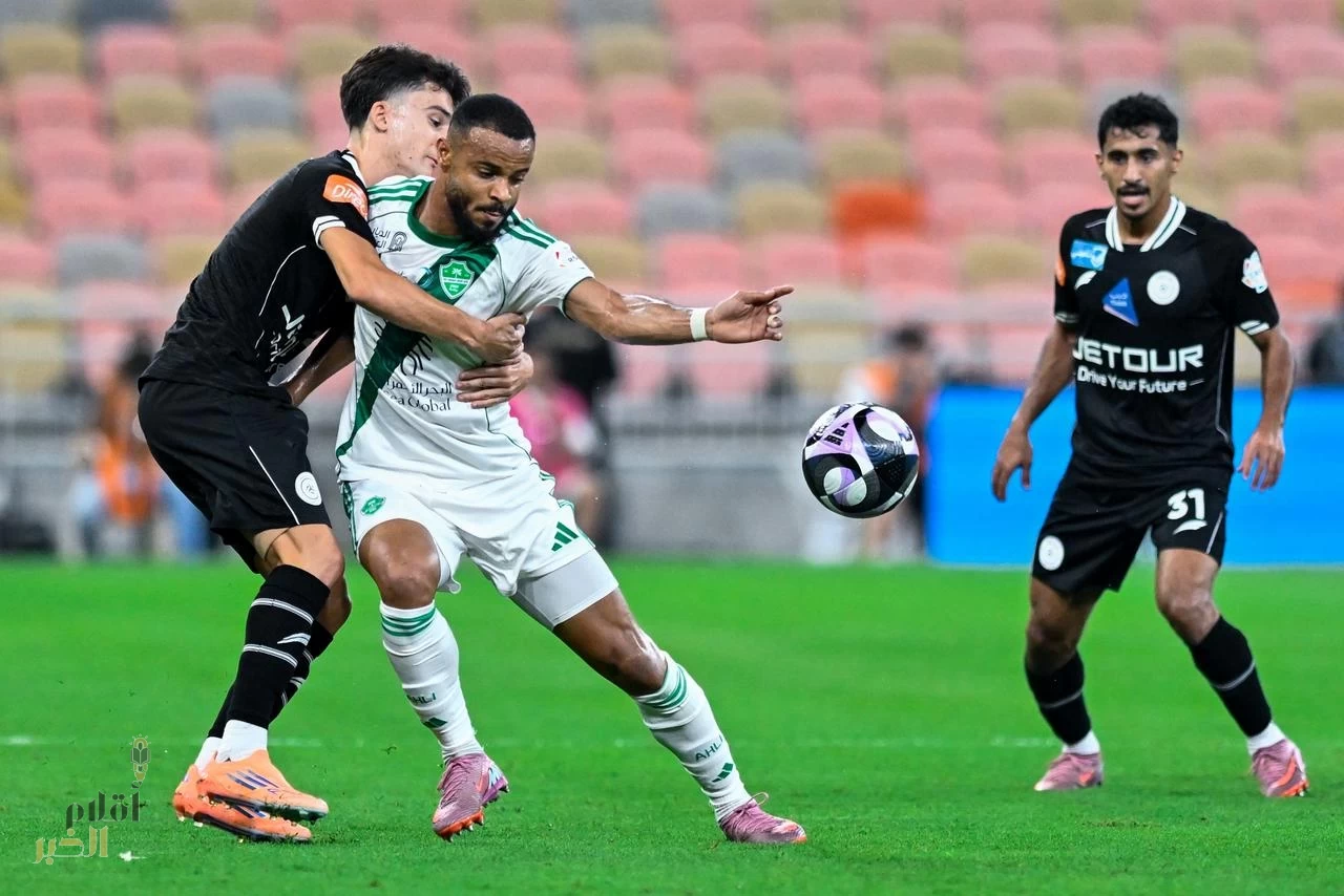 بعشرة لاعبين.. الشباب يخطف تعادلاً قاتلاً من أمام الأهلي