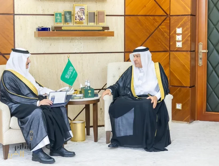 أمير المنطقة الشرقية يستقبل رئيس جامعة الأمير محمد بن فهد