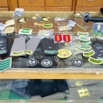 اللجنة الأمنية بإمارة الرياض تغلق محلًّا مخالفًا لنظام بيع وخياطة الملابس العسكرية وتصادر عددًا من الرتب والشعارات العسكرية