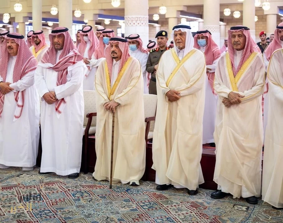 أمير منطقة الرياض يؤدي صلاة الميت على صاحبة السمو الملكي الأميرة نوف بنت سعود بن عبدالعزيز آل سعود
