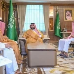 أمير منطقة جازان يستقبل مواطنًا لتنازله عن قاتل والده لوجه الله تعالى