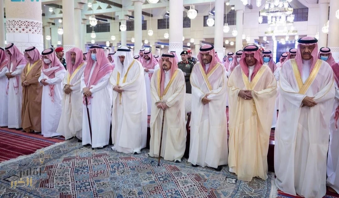 أمير منطقة الرياض يؤدي صلاة الميت على صاحب السمو الأمير خالد بن محمد بن تركي بن عبدالعزيز بن تركي آل سعود