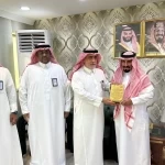 تعليم تبوك تكرم حارس مدرسة ساهم بإطفاء حريق سيارة مفاجئ أمام المدرسة