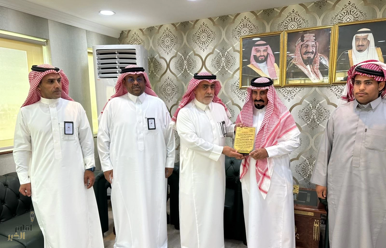 تعليم تبوك تكرم حارس مدرسة ساهم بإطفاء حريق سيارة مفاجئ أمام المدرسة