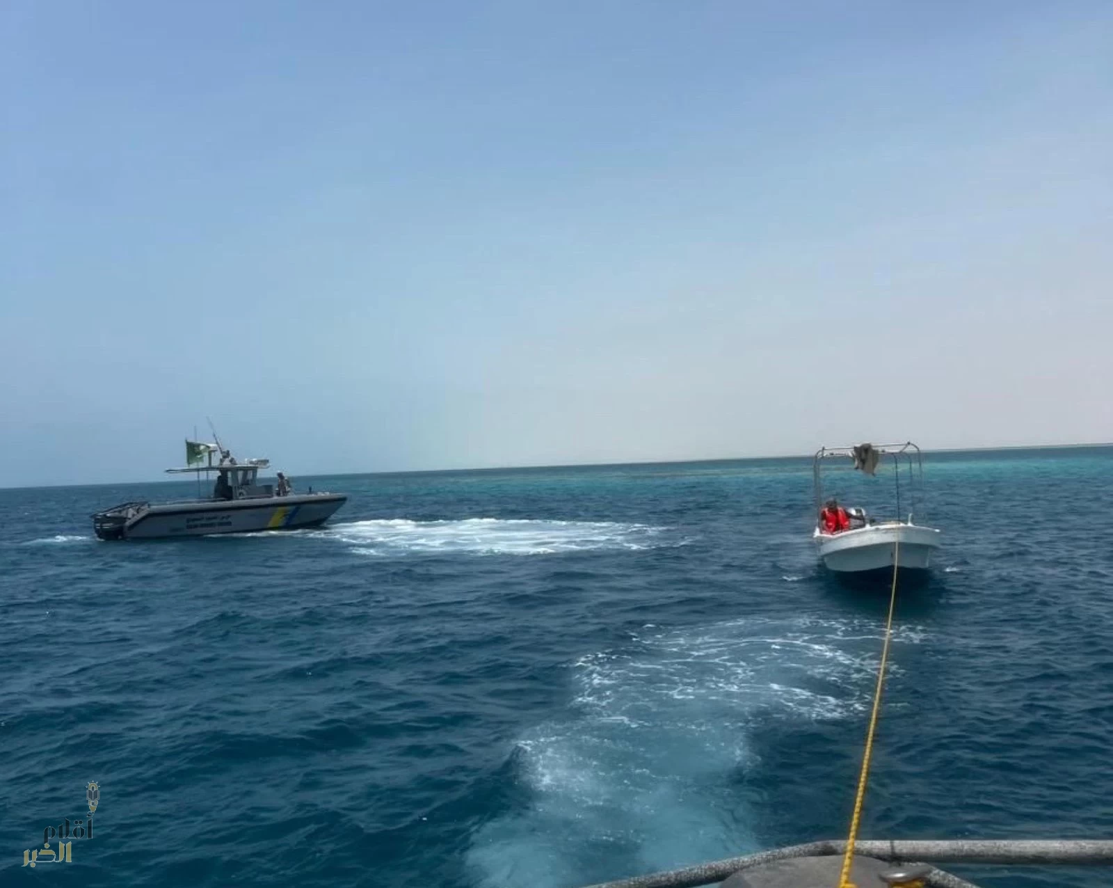 حرس الحدود بمنطقة مكة ينقذ مواطنًا تعطلت واسطته البحرية في عرض البحر
