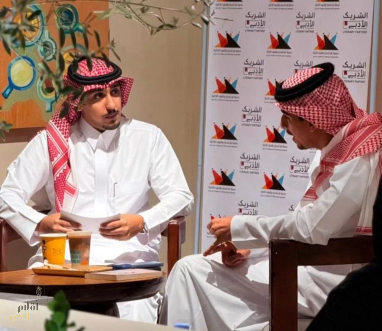 جلسة حوارية أدبية ناجحة مع الكاتب علي الحمدي "دموع الرماد" يشعل نقاشات جازان!