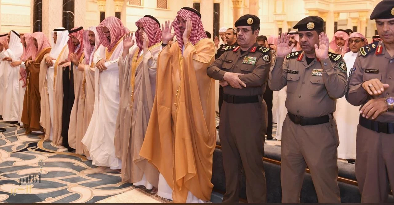 الأمير سعود بن جلوي يؤدي صلاة الأستسقاء بجدة مع جموع من المصلين