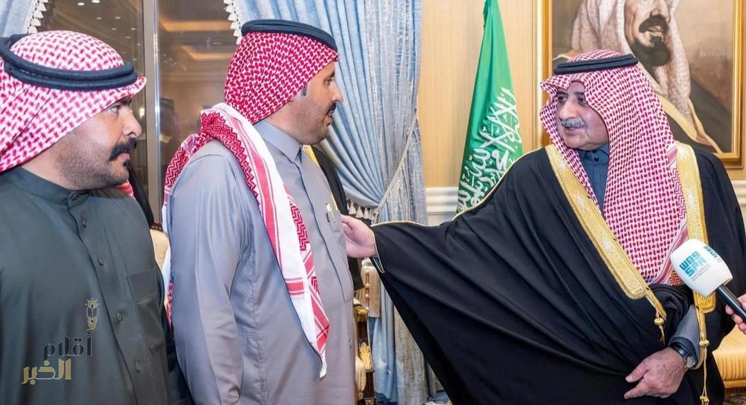 أمير تبوك يستقبل شقيقين ويكرمهما لأمانتهما