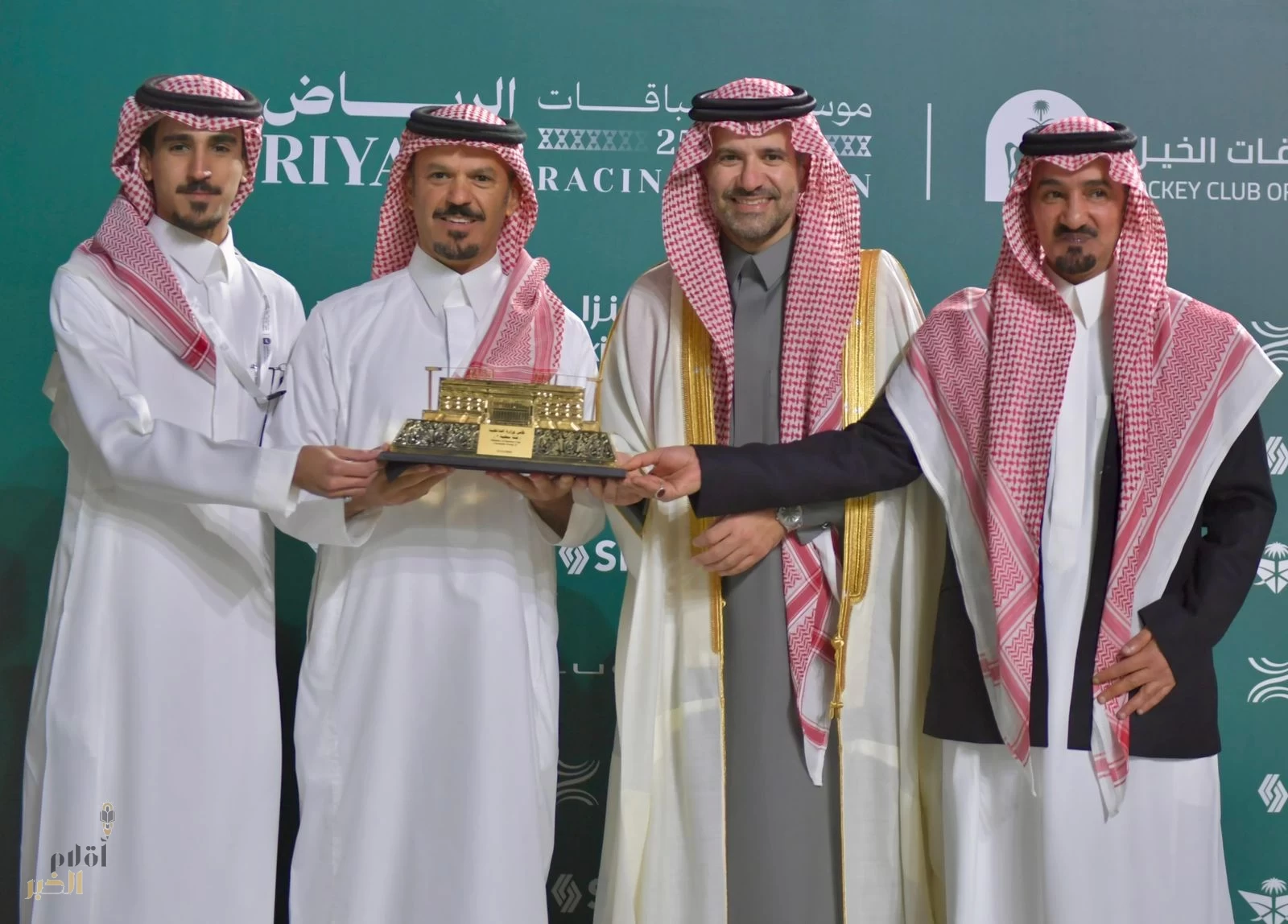 وكيل وزارة الداخلية لشؤون المناطق يتوج الفائز بكأس الوزارة لسباق الخيل 