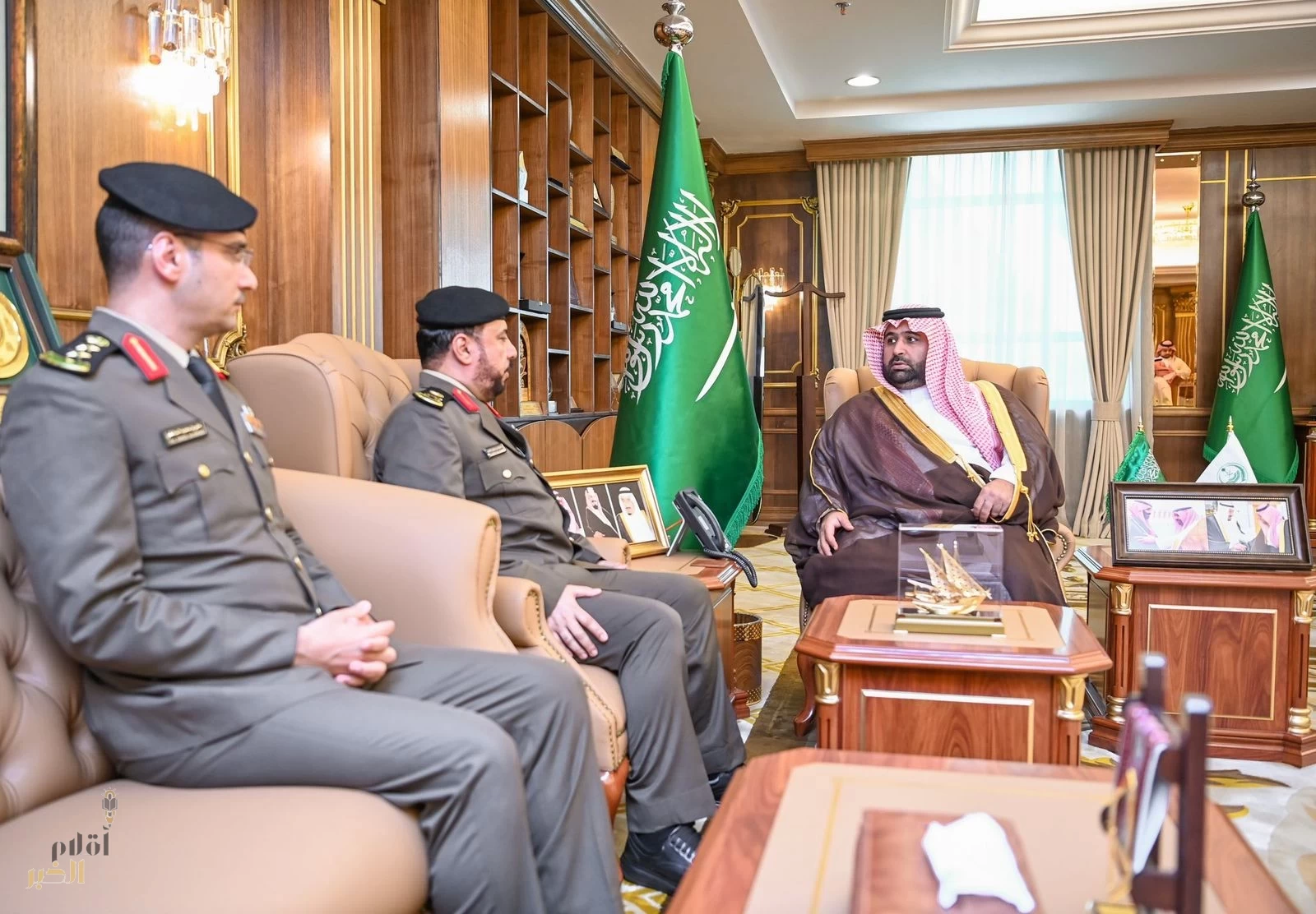 أمير جازان يستقبل مدير شرطة المنطقة وعددًا من القيادات الأمنية