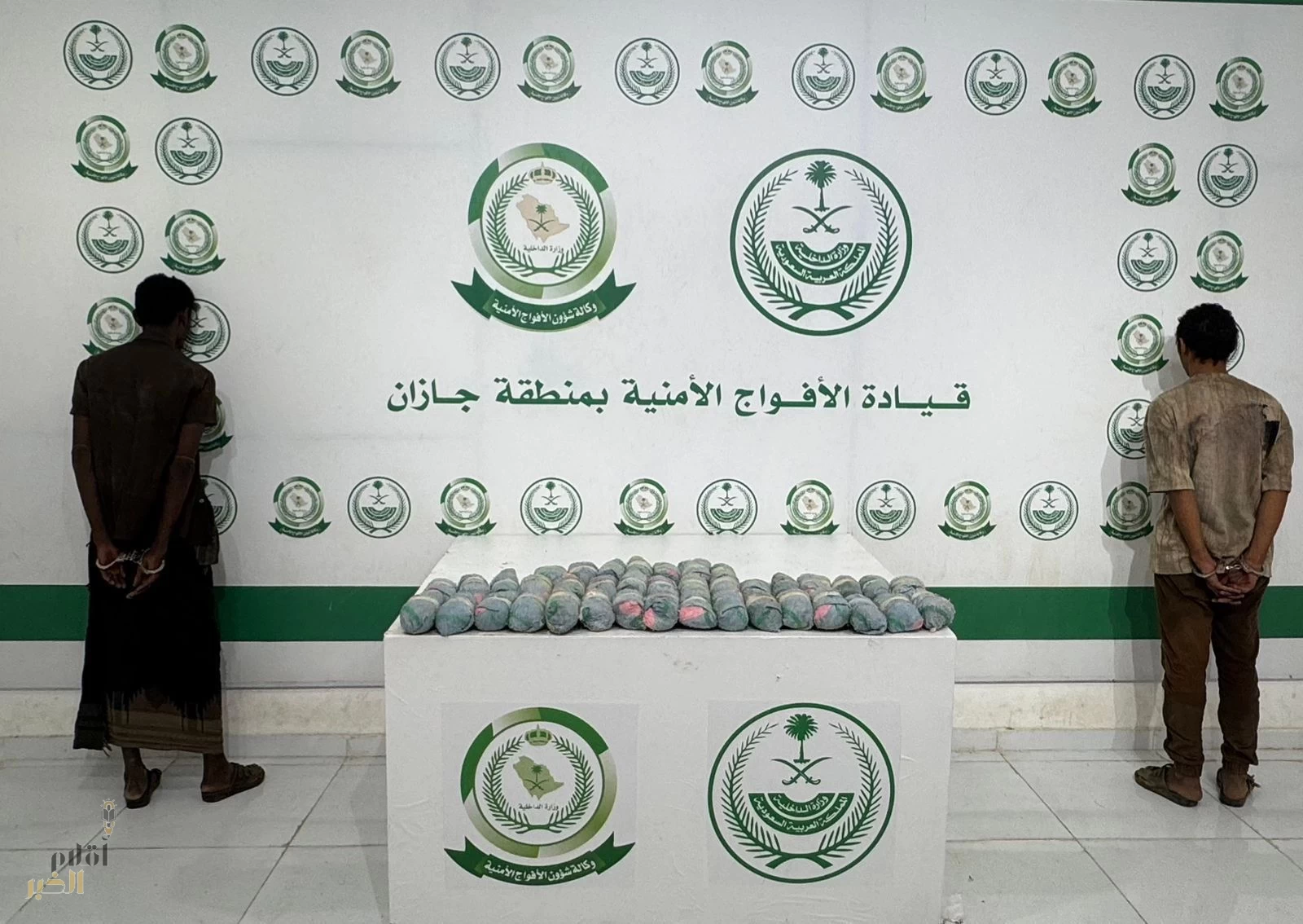 دوريات الأفواج الأمنية بمنطقة جازان تقبض على مخالفَيْن لنظام أمن الحدود لتهريبهما12كلجم من القات المخدر