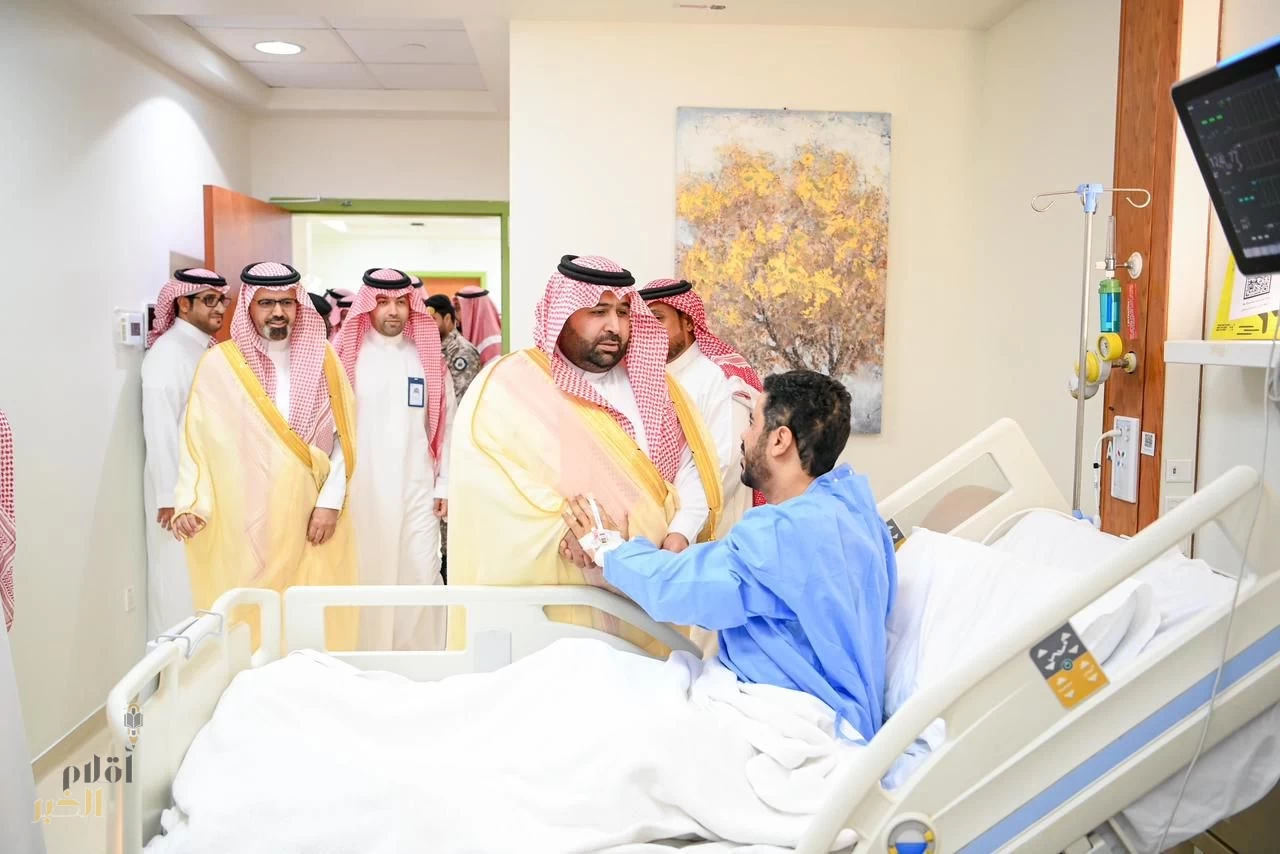 أمير منطقة جازان ونائبه يطمئنان على صحة مدير عام تعليم جازان