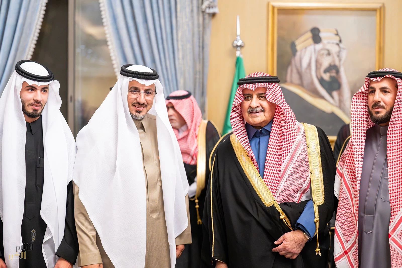 أمير منطقة تبوك يُكرِّم المواطن العنزي تقديرًا لموقفه الإنساني في تبرعه بكليته لابنة صديقه