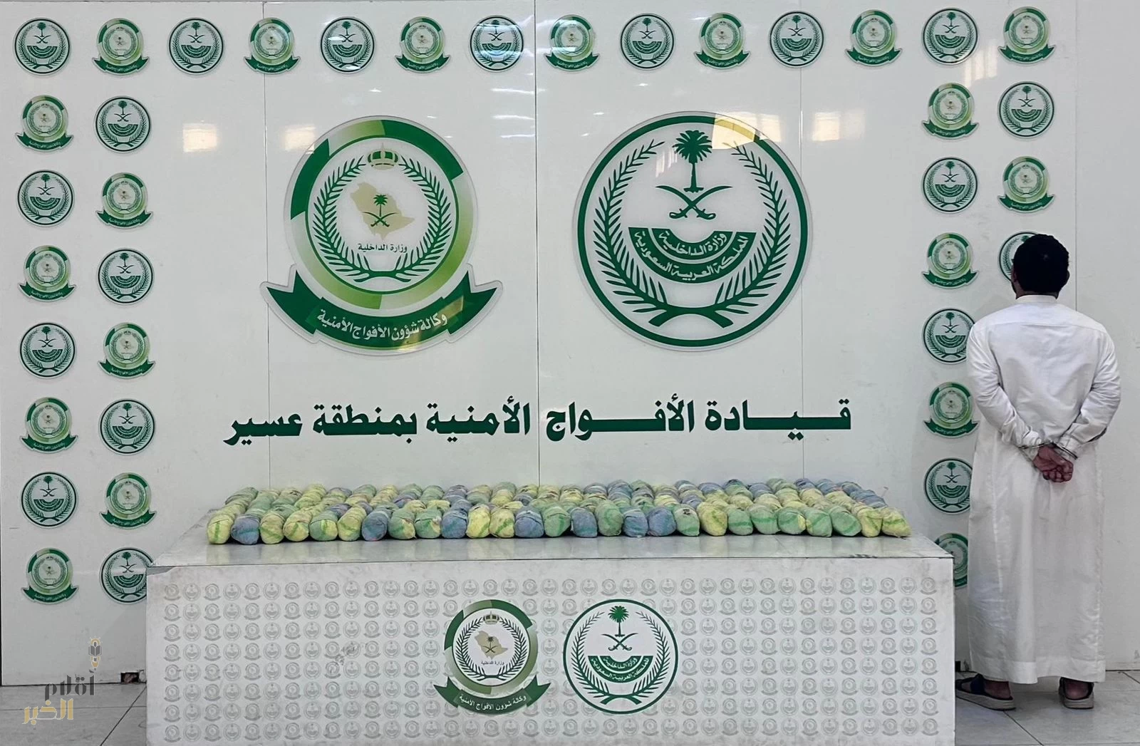 دوريات الأفواج الأمنية بمنطقة عسير تقبض على شخص لترويجه 106 كلجم من القات المخدر