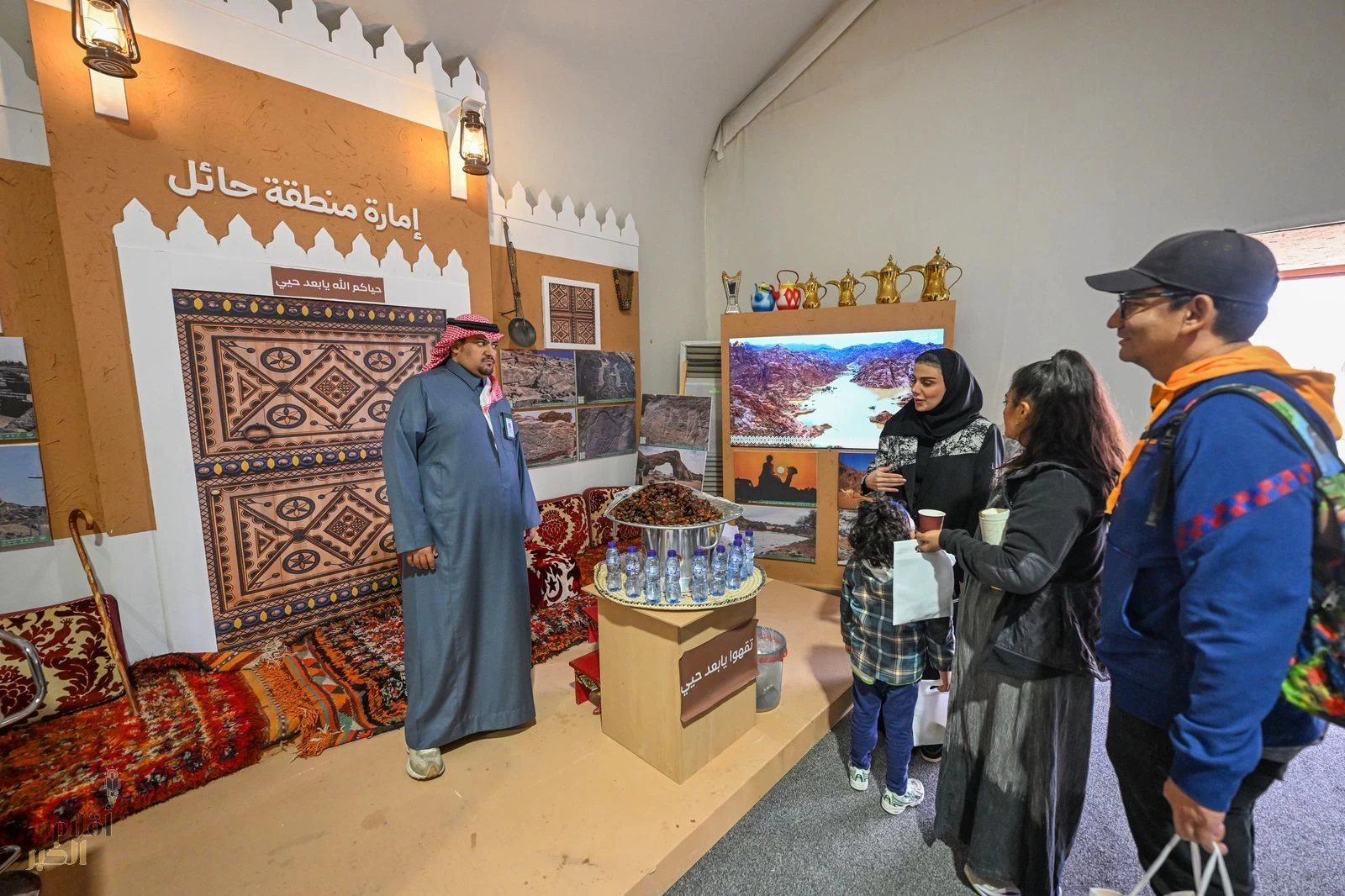 إدارة الترجمة بوزارة الداخلية تعزز التواصل مع زوار معرض الداخلية بمهرجان الإبل