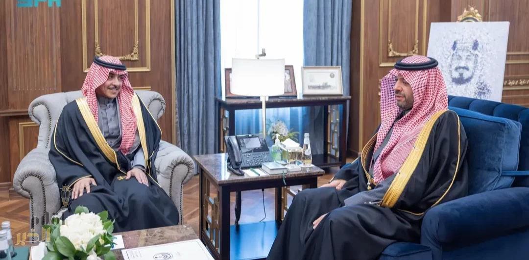 أمير الحدود الشمالية يستقبل وزير الإعلام وينوِّه بدعم القيادة لقطاع الإعلام