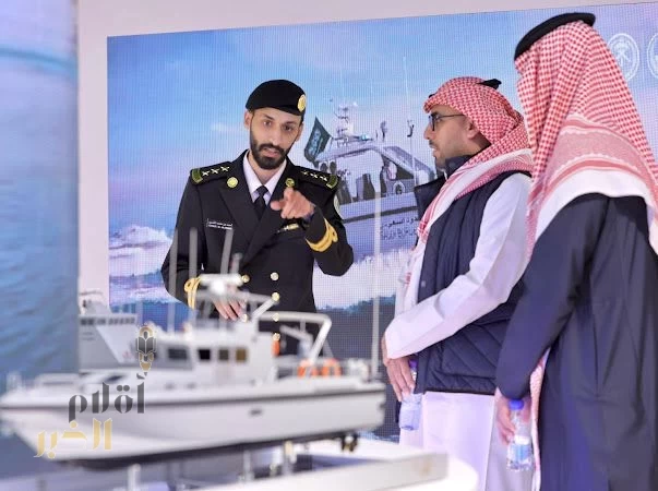 حرس الحدود يستعرض أجهزة السلامة البحرية لزوّار واحة الأمن في مهرجان الملك عبدالعزيز للإبل