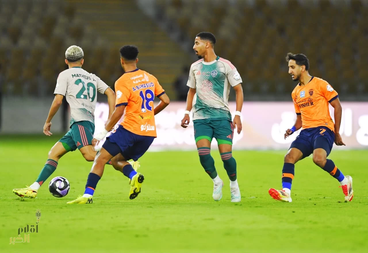 الأهلي يعبر الفيحاء بثنائية وطرد إيبانيز يربك حسابات الكلاسيكو 