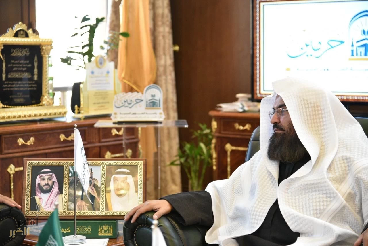 السديس يلتقي منسوبي إدارة التقنية ويؤكد تعزيز التحول الرقمي والذكاء الاصطناعي