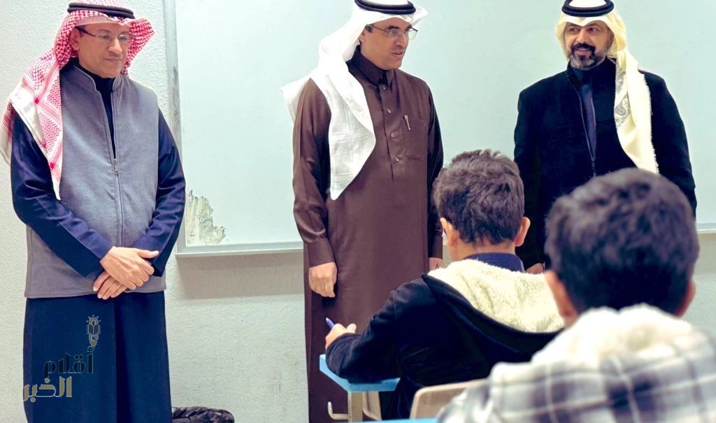 مدير عام تعليم الطائف يتابع سير اليوم الدراسي في عدداً من المدارس ويكرم عدداً من المعلمين المتميزين 