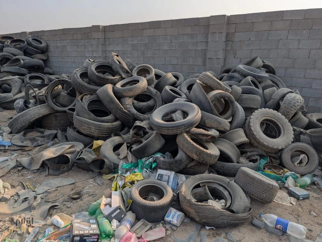 أمانة جدة تضبط مواقع مخالفة لتجميع وتخزين الإطارات التالفة جنوب المحافظة