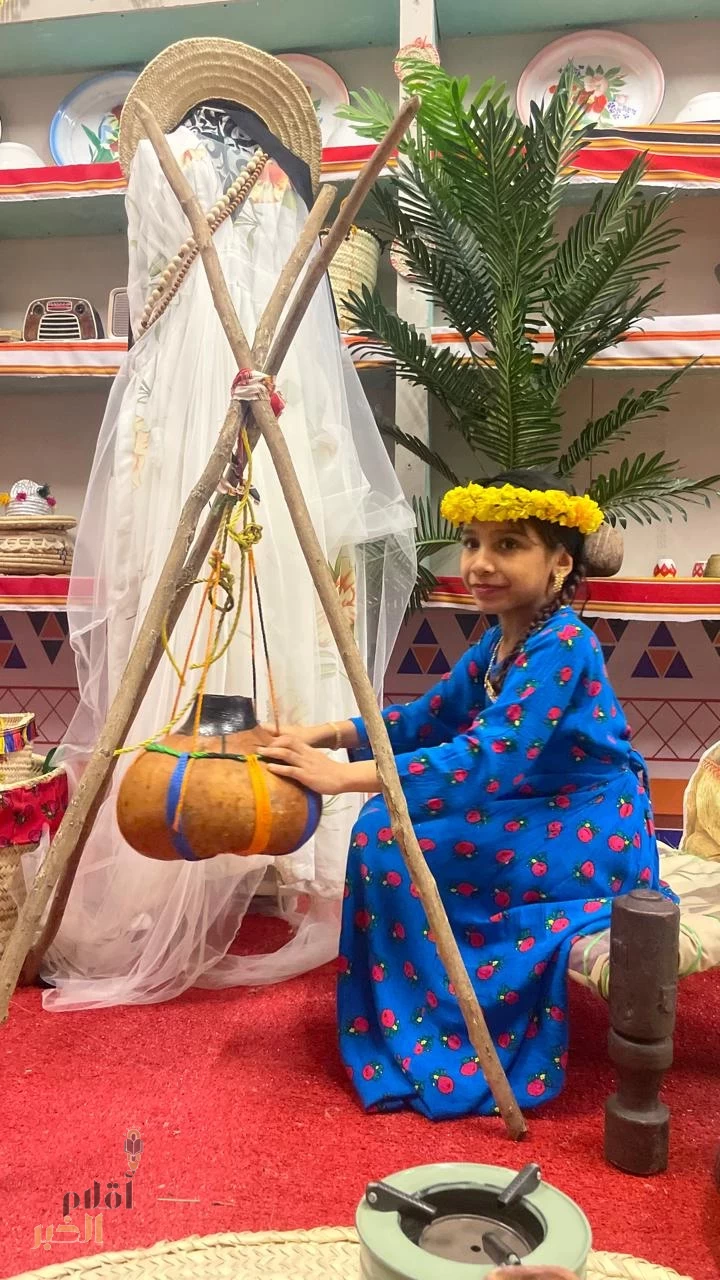 طفلات يرتدين الأزياء التراثية ويستحضرن ملامح الماضي عبر طحن الحبوب