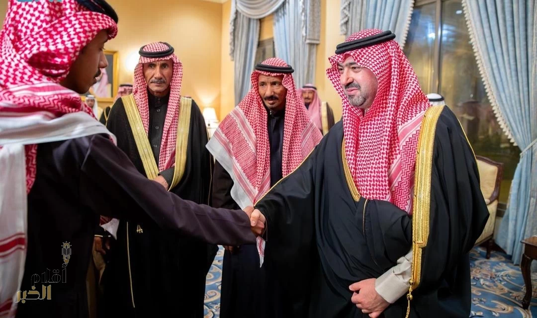 نائب أمير تبوك يستقبل المواطن زايد العطوي المتنازل عن قاتل ابنه