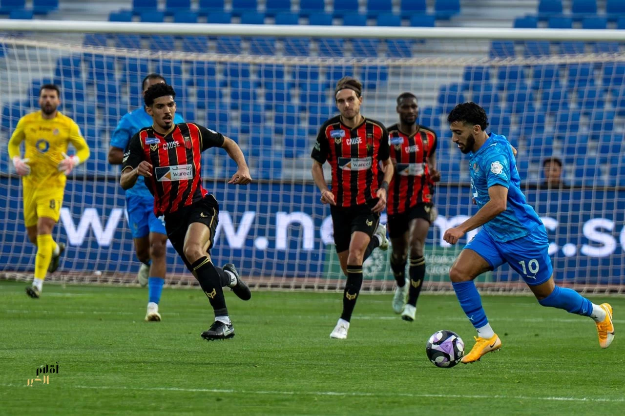 نيوم يحسم مواجهة الرياض بهدف الفرنسي لاكازيت