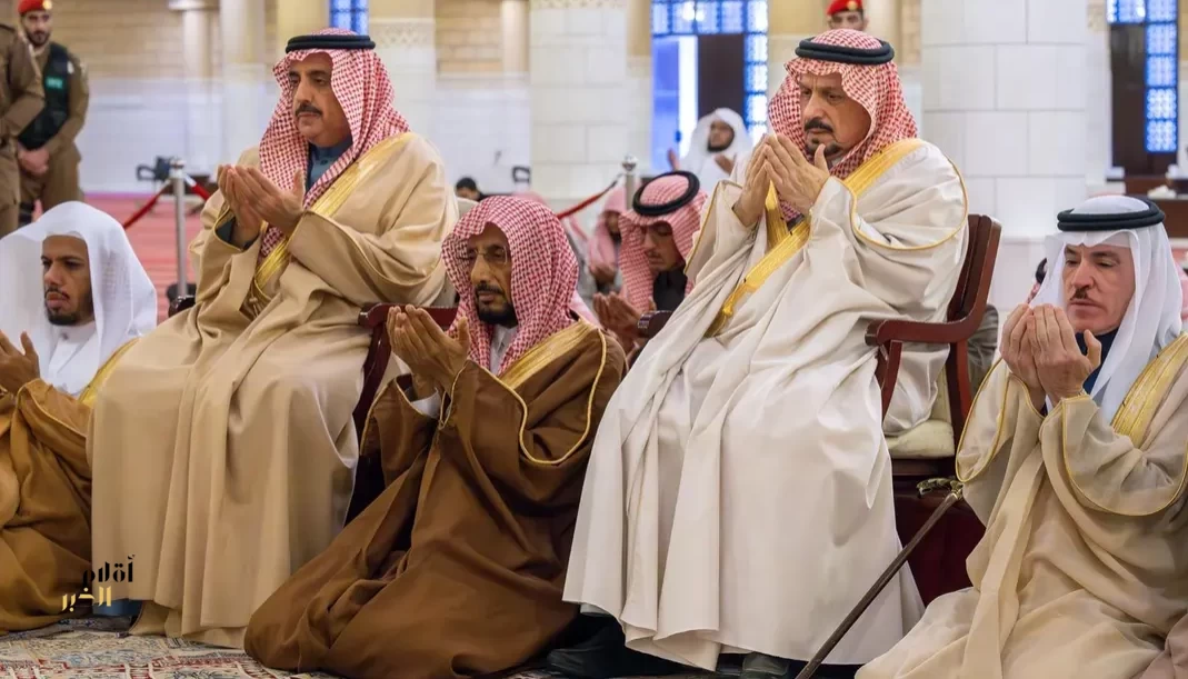 أمير منطقة الرياض يؤدي صلاة الاستسقاء في جامع الإمام تركي بن عبدالله