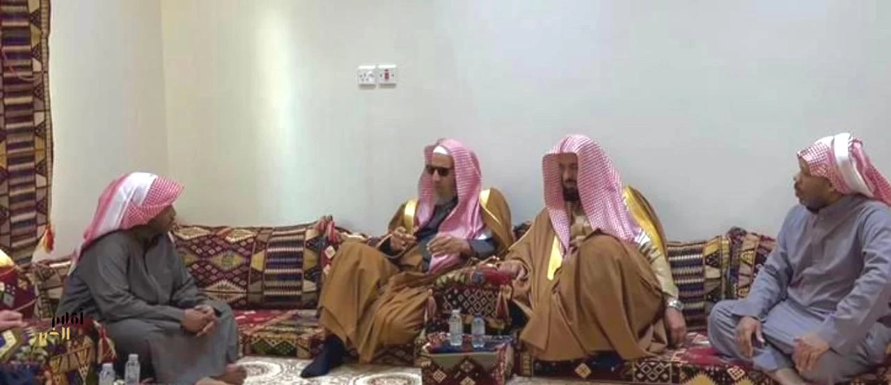 عضو هيئة كبار العلماء الشيخ سعد الشثري والدكتور عبدالحكيم العجلان يقدمان التعزية في متوفي حريق حفر الباطن
