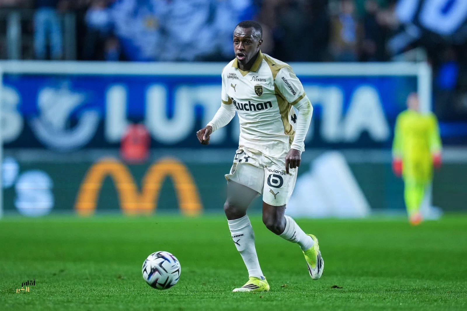 سعود عبد الحميد يصنع ويقود لانس لاكتساح باريس بخماسية 