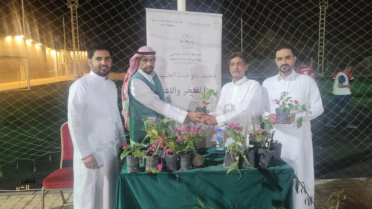 ‏مكاتب البيئة بالقنفذة وخليص والكامل تحتفي بيوم التأسيس بمبادرات لتوزيع أكثر من 900 شتلة زراعيّة  