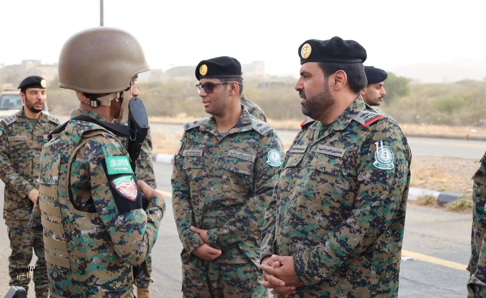 اللواء الركن عوض بن مشوح العنزي يتفقد قوات الأفواج الأمنية بعسير وجازان ويهنئهم بشهر رمضان 