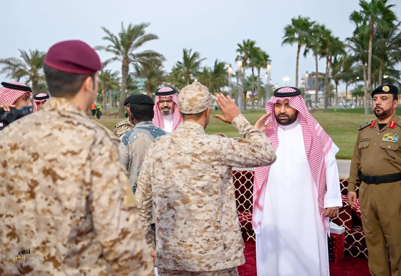أمير جازان ونائبه يشاركان قادة ومنسوبي القطاعات الأمنية إفطارهم الرمضاني في الميدان