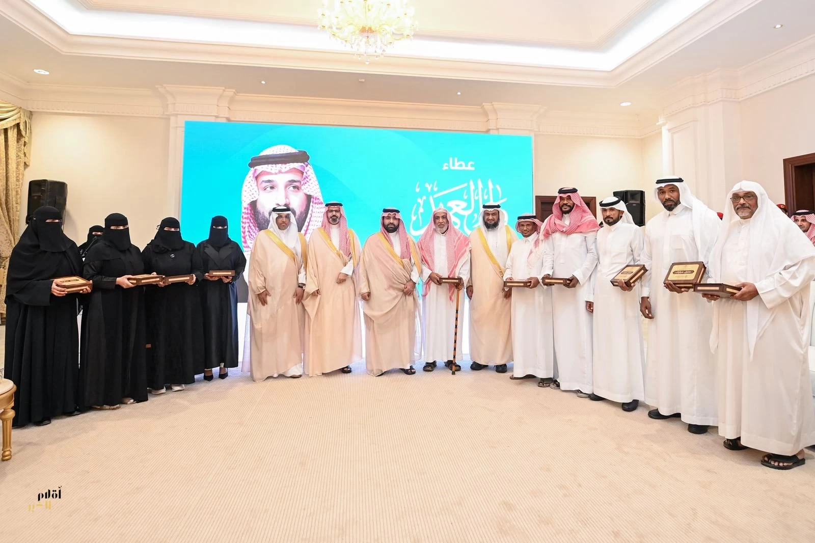 أمير منطقة جازان يسلّم وثائق تملّك الوحدات السكنية للمستفيدين من تبرّع سمو ولي العهد