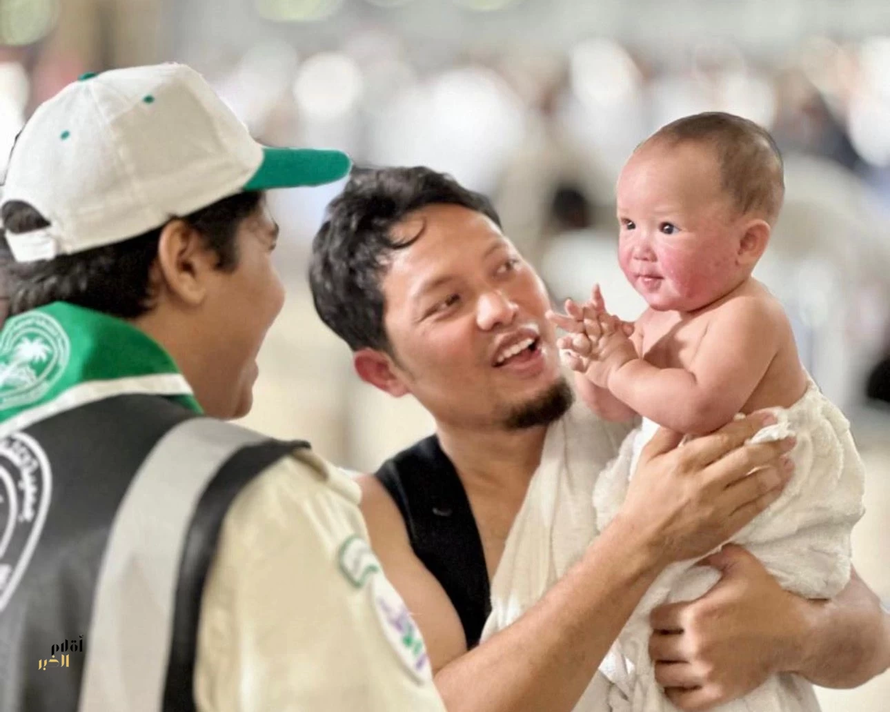 في حضن الكشافة.. أطفال المعتمرين يجدون الأمان بين أيدي فتيان الوطن بالحرم المكي