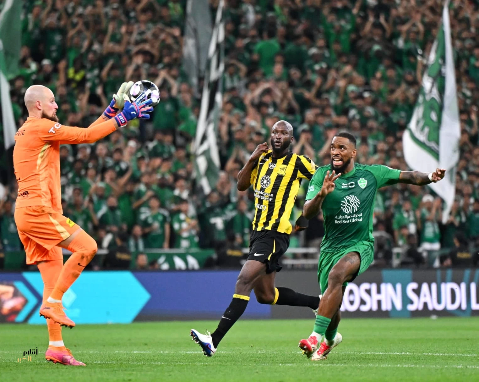 الأهلي يحسم الكلاسيكو بثلاثية أمام الاتحاد ويعزز صدارته لدوري روشن