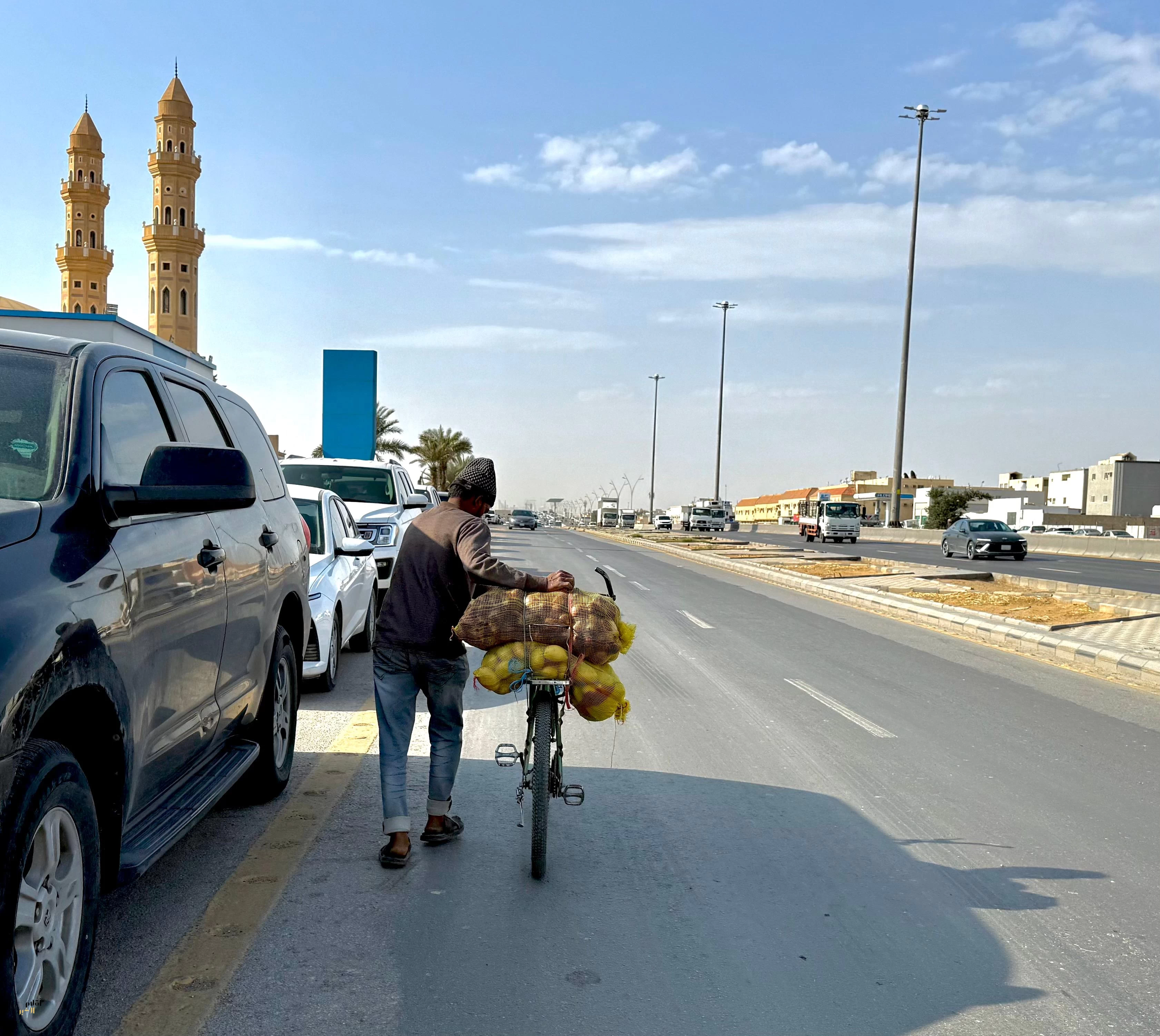 بين زحام الحياة … دراجة تحمل حكاية كفاح