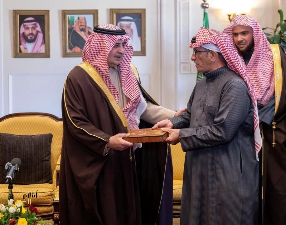 أمير منطقة تبوك يسلّم وثائق تملّك الوحدات السكنية للمستفيدين من تبرّع سمو ولي العهد