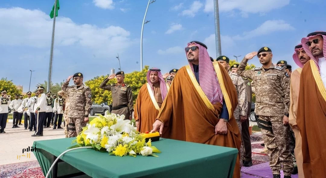 أمير منطقة القصيم يرفع سارية العلم في ميدان التوحيد احتفاءً بيوم العلم
