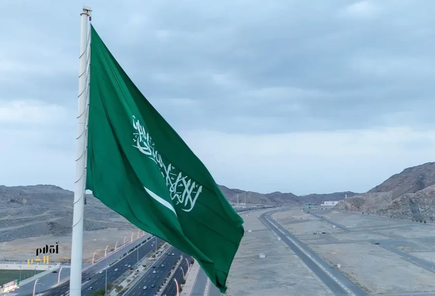 أمانة العاصمة المقدسة تُركّب أعلى سارية للعلم السعودي بمكة المكرمة بارتفاع يتجاوز 80 مترًا احتفاءً بيوم العلم