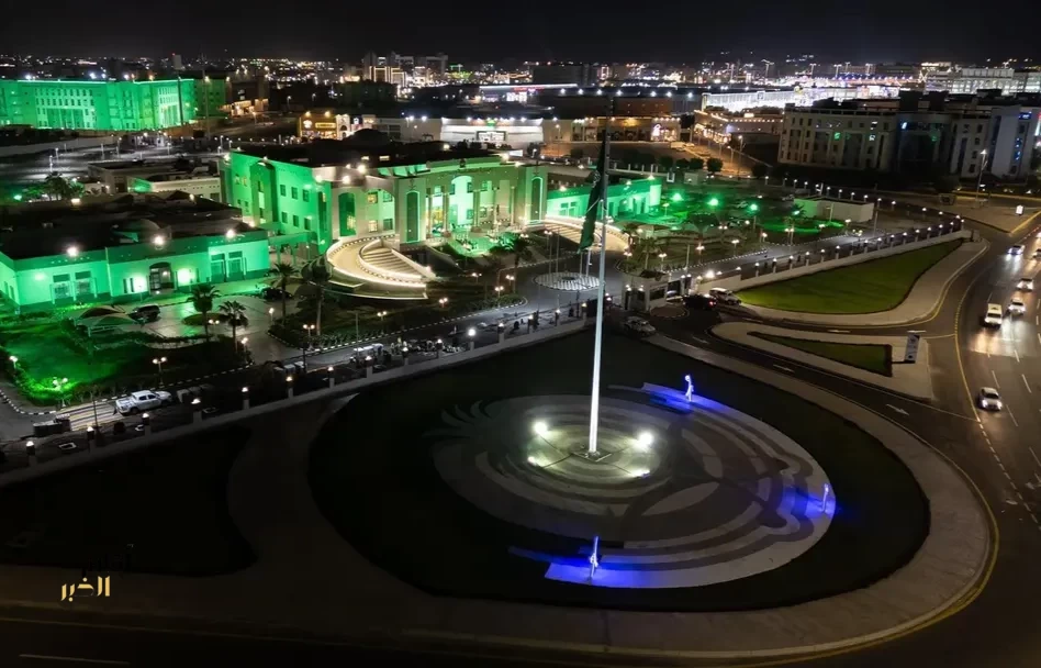 مبنى إمارة جازان يتوشّح بالأخضر احتفاءً بيوم العَلَم