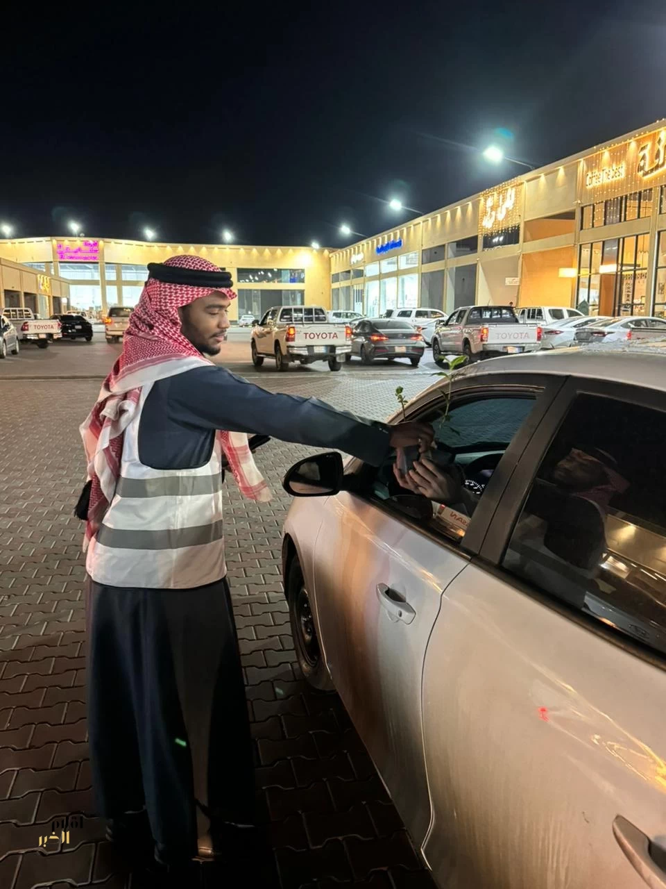 ‏بيئة رنيٓة تنفّذ مبادرة تطوعيّة لتوزيع الشتلات احتفاءً بيوم العلم السعودي