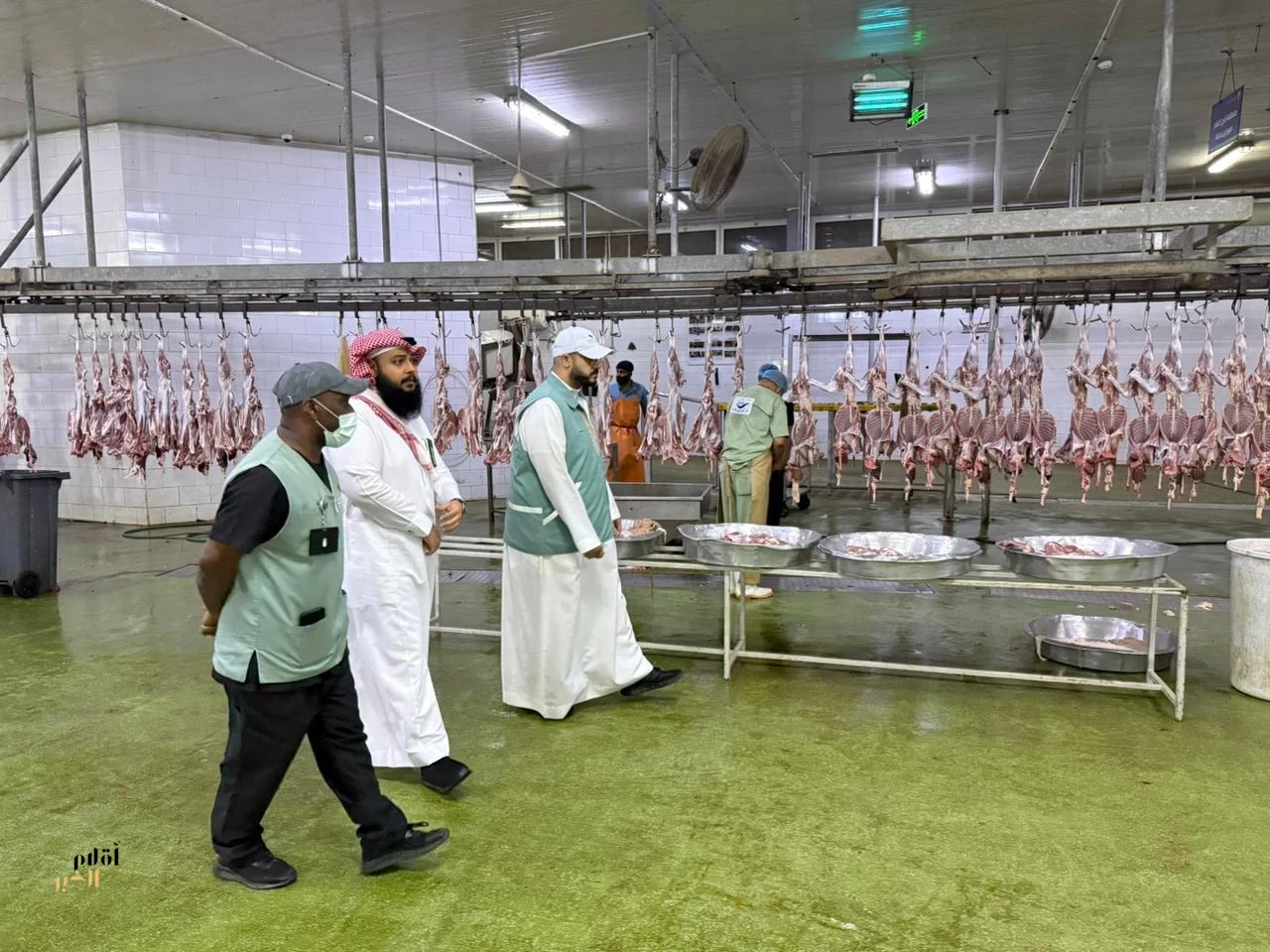 ‏بيئة مكة المكرمة تواصل جولاتها الرقابيّة وتؤكد وفرة الأسواق والتزام المسالخ بالاشتراطات الصحيّة  