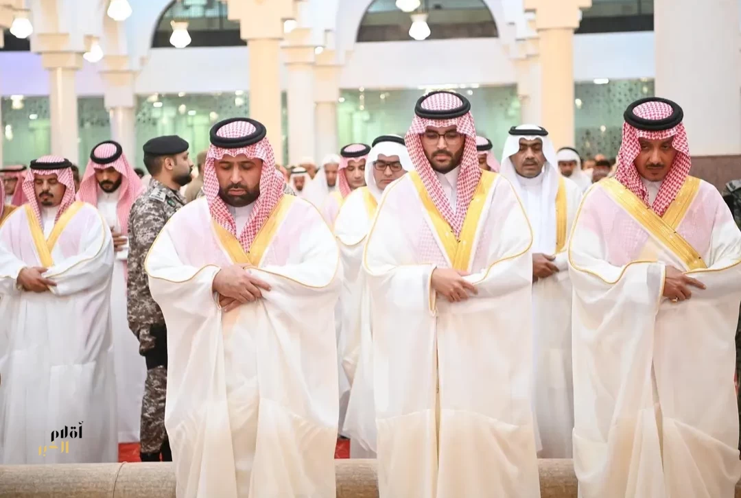 أمير منطقة جازان يؤدي صلاة عيد الفطر